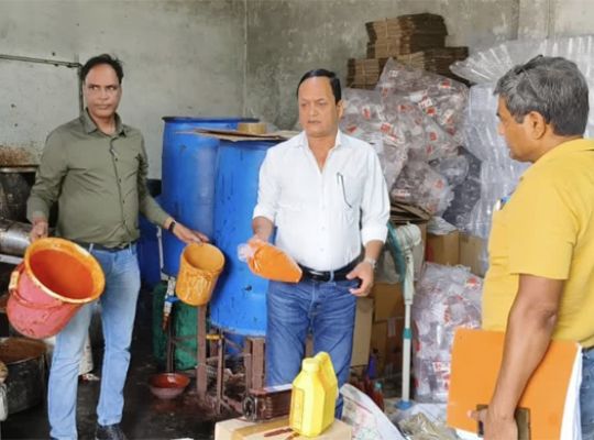 Uttarakhand: Be careful before feeding sauce to children! A shocking picture has emerged during a raid in Roorkee, Uttarakhand.