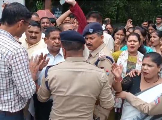 Rudrapur: Congress corners police administration over the safety of women and girls; leaders reach SSP's office and get agitated after being stopped at the gate.