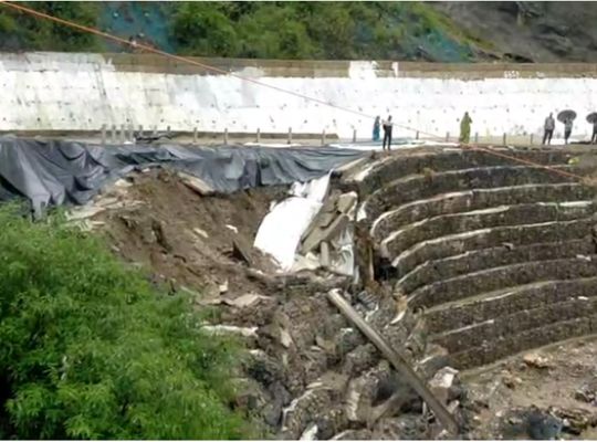 Uttarakhand: Rain exposes the reality of construction work! Safety wall collapses for the second time in two months; villagers and traders outraged over 'temporary solution' costing crores.