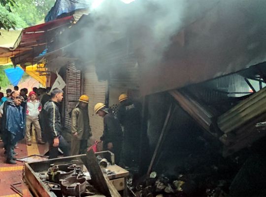 Nainital: Massive fire at Bhotia Market! Chaos ensues; three shops reduced to ashes.