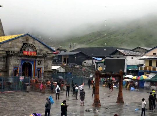 Kedarnath Dham comes alive again after three days! The weather has turned pleasant, and the movement of pilgrims has resumed.
