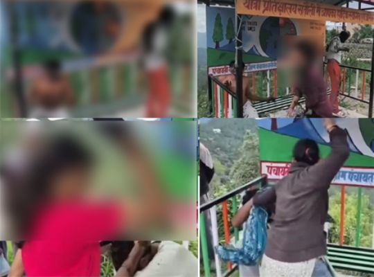  Uttarakhand: Massive uproar in Mukteshwar, Nainital, over the alleged molestation of female students! The young women caught the two youths in the middle of the road, and villagers gave them a sound thrashing.