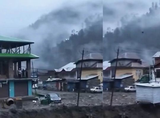  Nature's fury in Kishtwar, Jammu & Kashmir! A cloudburst in the Chhatroo area has caused massive devastation, with vehicles swept away by the raging torrent of water and debris.