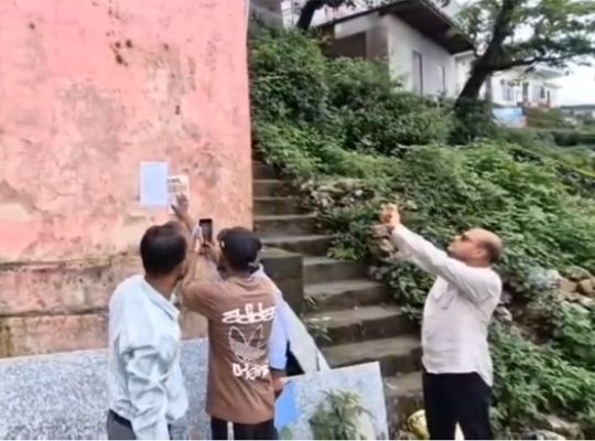 Uttarakhand: Legal action initiated regarding railway land in Mussoorie! Eviction notices issued to several buildings; failure to respond within seven days could lead to unilateral eviction.