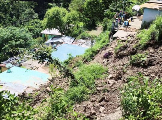 Uttarakhand: Torrential rains heighten danger in the mountains! Sudden landslide in Tehri sparks panic among residents.