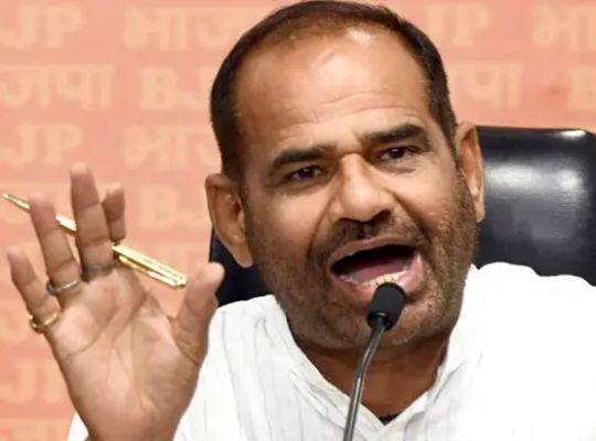 BJP leader Ramesh Bidhuri makes a controversial statement regarding the students' protest against the NEET paper leak! A political uproar has erupted over his remark calling the protesters at Jantar Mantar "puncture and key repairmen."