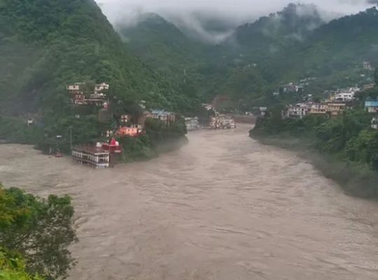 Weather takes a turn in Rudraprayag! Alaknanda's water level reaches the warning mark; administration steps up vigilance; challenges mount as 12 roads remain blocked.