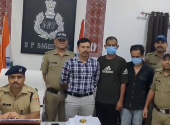 Major crackdown by Bageshwar Police! Two smugglers arrested with 1.472 kg of charas; Apache bike also seized.