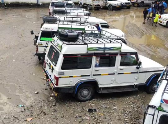  Uttarakhand: Rain exposes the reality of the Sonprayag multi-level parking facility! Vehicles standing in knee-deep water.
