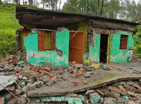  Havoc caused by torrential rain in Bageshwar! House collapses in Chhatia village; 15 roads blocked by debris.