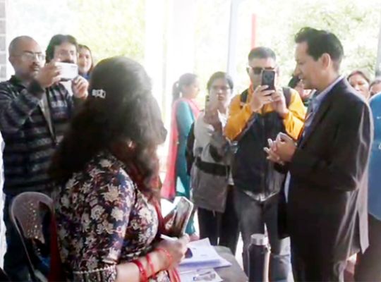  Nainital: Divisional Commissioner Deepak Rawat keeps a close watch on SIR! Conducts on-site inspections of polling stations and government institutions.