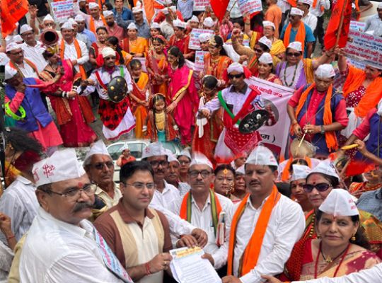 Haldwani: The hill community has mobilized to free the historical heritage site of Ranibagh from encroachment! A rally reached the City Magistrate's office amidst chants hailing Jiya Rani.