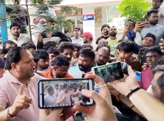  Udham Singh Nagar: Tensions flared at the Kotwali police station in Rudrapur over the arrest of a BJP leader and his brother; the Valmiki community staged a massive protest.