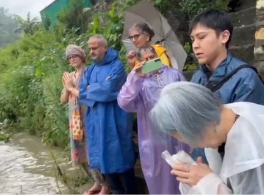 Uttarakhand: Robert&rsquo;s heart became attached to the valleys of Bageshwar in 2007! After his passing in 2022, his wife Miyako honored his final wish and arrived from Japan with his ashes.