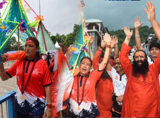Uttarakhand: Sports Minister Rekha Arya takes up the Kanwar! She began a 22-km walk from Har Ki Pauri and sought blessings from Lord Shiva.