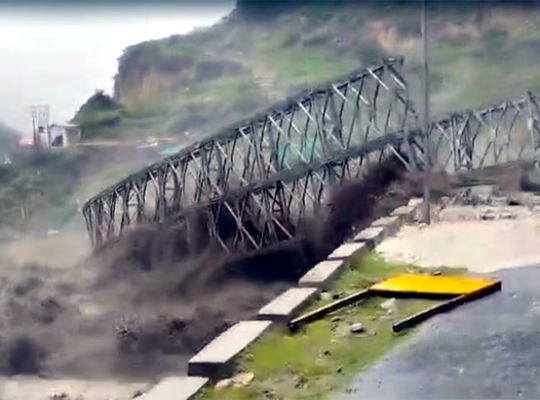 Uttarakhand: A sudden, ferocious torrent surged through the Tamak Nala in Chamoli! A new bridge was swept away by the powerful rush of water and debris.
