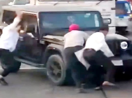  Uttarakhand: Dispute over overtaking on a flyover! Thar driver drove vehicle towards bus driver and students; panic ensues.
