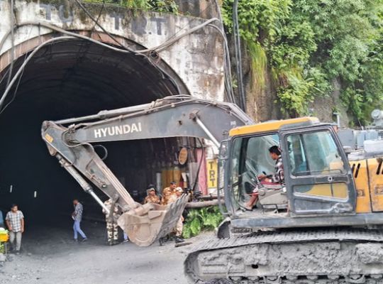  Uttarakhand: Chamoli tunnel tragedy shatters a newlywed woman's world! Darkness engulfed the scene after a massive blast; workers were swept away amidst the rushing water and debris.