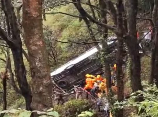 Major road accident in Nainital! Tempo Traveller carrying tourists plunges into deep gorge; one tourist dead.