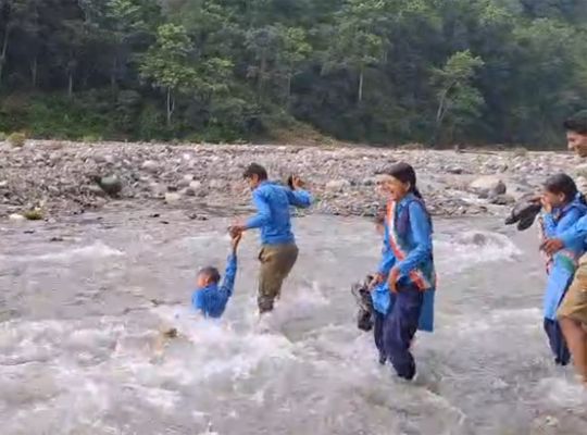 Uttarakhand: Chief Minister's claims of development in the constituency exposed! Children face a perilous 4-kilometer journey&mdash;with neither a road nor a bridge over the river.