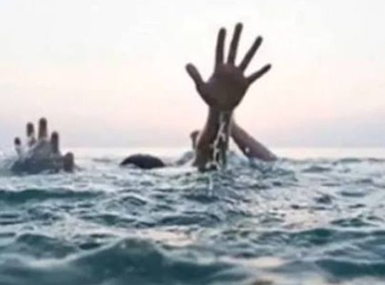Uttarakhand: Major accident at a famous tourist spot in Dehradun! Young woman slips into the river while taking photos; dies.