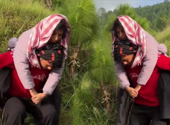Uttarakhand: The dismal plight of Palla Kamaliya village in Pauri raises serious questions! Man walked 7 kilometers carrying his ailing wife on his shoulders.