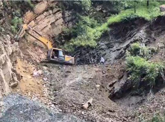 Rain wreaks havoc in Bageshwar: Boulders and debris continuously falling from the mountains! Movement in three dozen villages disrupted as 11 roads remain closed.