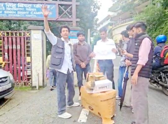 Nainital: Students stage a massive protest against the Kumaun University administration at the DSB campus; effigy burnt.
