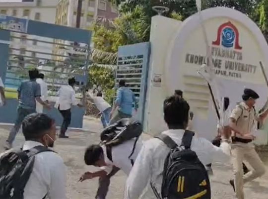 Tensions escalate in Bihar! Confrontation intensifies following police action against student protests; police personnel surrounded by the crowd.