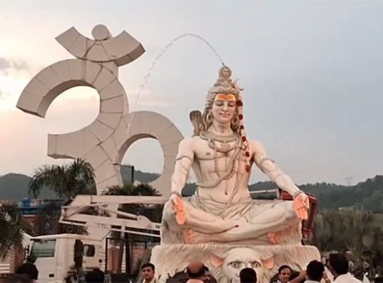 Uttarakhand: Grand unveiling of a 21-foot-tall Shiva statue in Haridwar! Swatantra Dev Singh inaugurated it while standing on a crane.