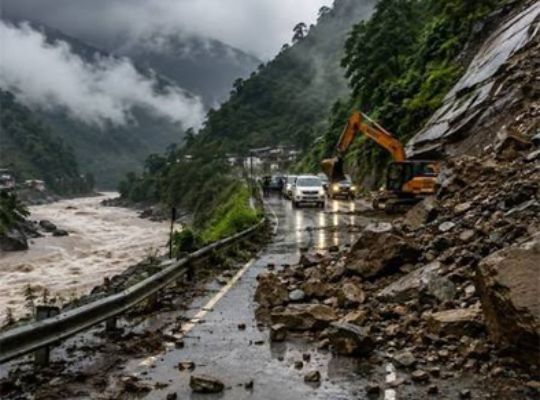  Torrential downpour wreaks havoc in Uttarakhand! Schools closed in Nainital and Bageshwar; 18-hour 'Red Alert' issued.