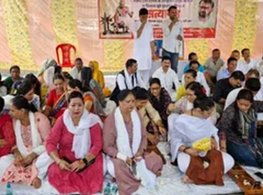 Uttarakhand: Congress stages a dual protest over the 'purification' controversy&mdash;holding a sit-in at Buddha Park and expressing outrage by spinning the *charkha*.