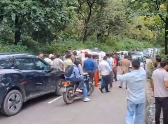 Major accident in Mussoorie: Tempo Traveller's brakes fail suddenly! Driver stops the vehicle by crashing into the hillside; vehicle overturns on the road.