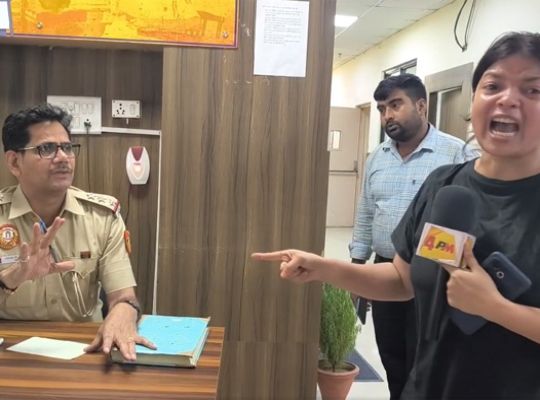 Big Breaking: Did asking the Chief Minister a question come at a heavy price? Uproar over the detention and alleged manhandling of female journalists in Delhi; police face accusations of mistreatment based on religious identity.
