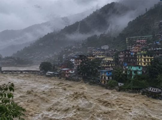 Weather-induced crisis in Uttarakhand: Rain disrupts normal life! River water levels rise, 108 roads closed.