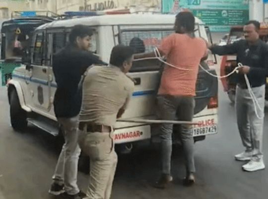 Police Brutality: Faisal Lakhani, accused of murdering his live-in partner, publicly beaten at the bus stand! Serious questions raised over police action.