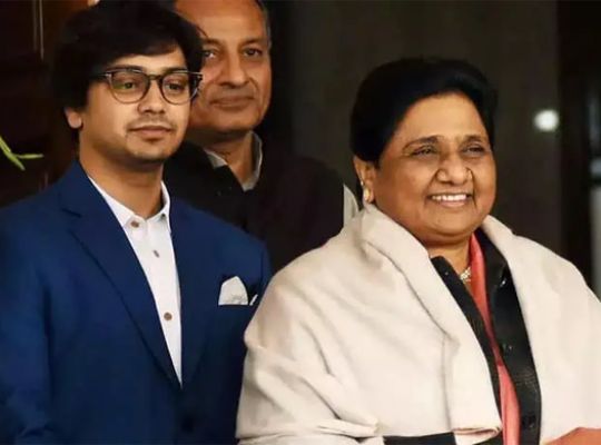 Big News: Akash Anand's political chapter in the BSP has ended! Mayawati has revoked even his primary membership, questioning his priorities regarding 'party versus family'.