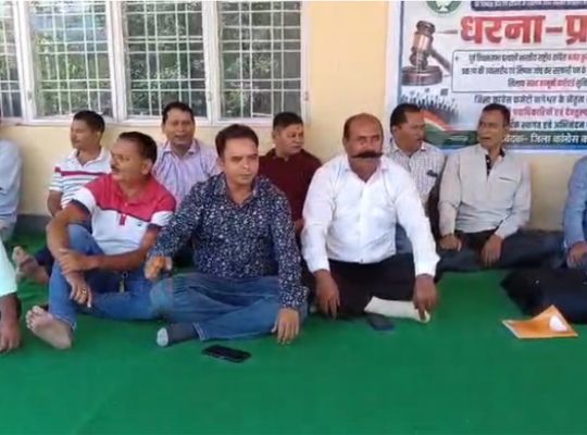 Bageshwar: Allegations of financial irregularities in the District Mining Trust! Congress protest continues for the 11th day.