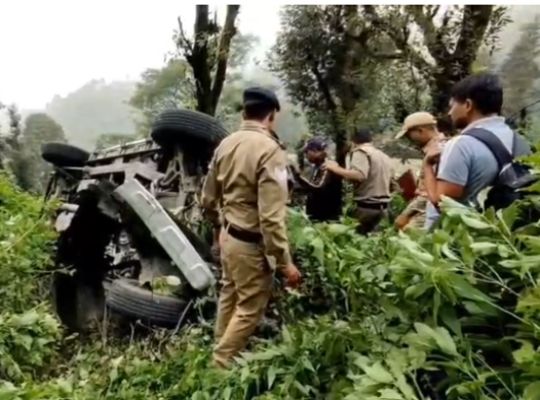  Uttarakhand: Major road accident in Mussoorie! Speeding Scorpio loses control and plunges into a deep gorge; five people injured.
