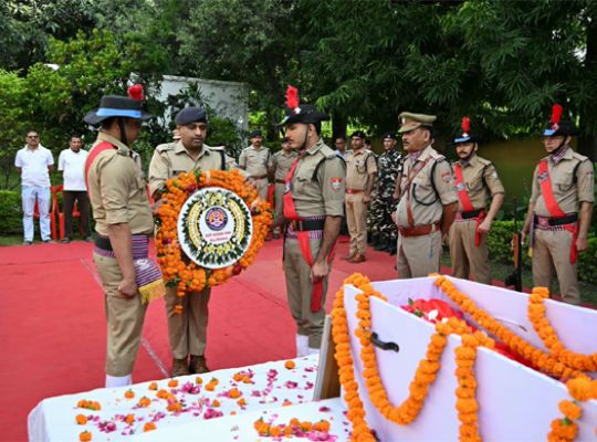Uttarakhand: Former Assam DGP B.D. Kharkwal bid a tearful farewell! Police, SSB, and CRPF accorded the final salute; last rites performed with military honors at Chitrashila Ghat.