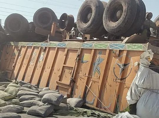 Uttarakhand: Tragic accident in Dehradun! A massive truck loaded with cement lost control and overturned; two people, including a motorcyclist, died.