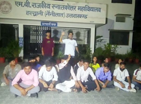 MBPG Student Union Elections: Uproar over the reservation roster first! Now, ticket distribution has intensified the heat of student politics; Independent candidate Aryan Belwal challenges ABVP's Dheeraj Bisht.