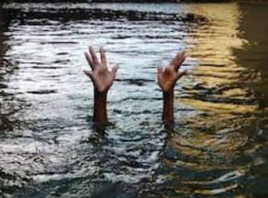 Uttarakhand: A two-year-old toddler was playing near her home! She suddenly went missing; her slipper was found by the pond! She died by drowning.
