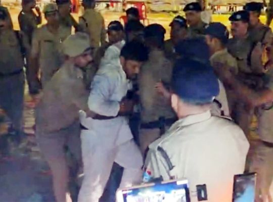 Uttarakhand: Tensions flared up again late at night during the Kichha civic body elections! A Congress candidate raised concerns regarding six ballot boxes kept in the strong room, leading to a heated exchange with the police.