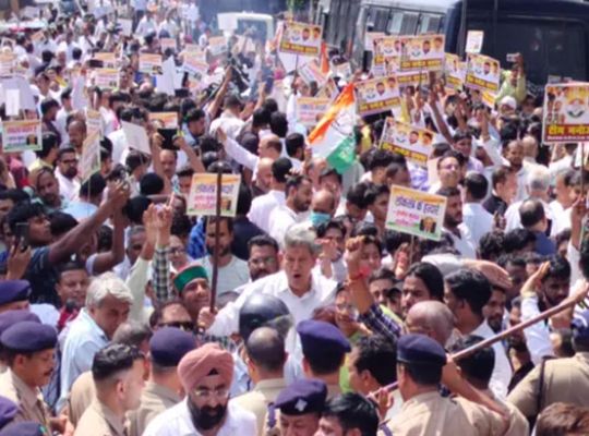 Uttarakhand: Congress stages a massive protest over the SIR and the voters' list; demands the removal of Gyanesh Kumar and holds a sit-in on the street.