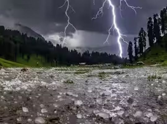 Uttarakhand: Weather shifts due to rain and snowfall! Red alert for 5 districts and orange alert for 5 others! Traffic halted on the Garud-Bageshwar highway due to debris; officials instructed to remain on alert 24/7.
