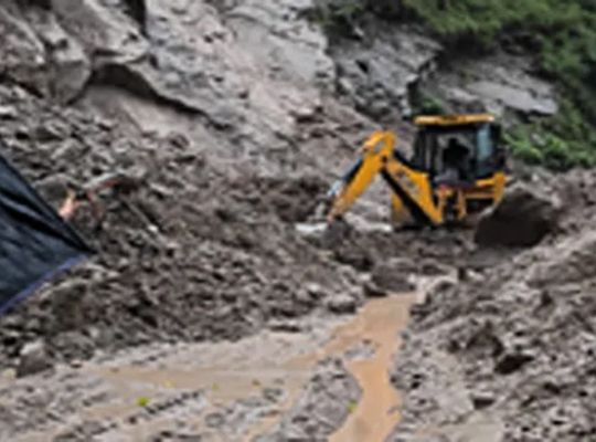  Uttarakhand battered by rains: 57 roads closed, Char Dham Yatra halted! Rivers near danger mark, normal life disrupted in Kumaon.