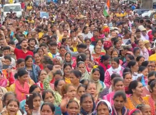 Uttarakhand: Demand to grant revenue village status to Bindukhatta intensifies again! Amidst the rain, villagers held a massive rally and submitted a memorandum.