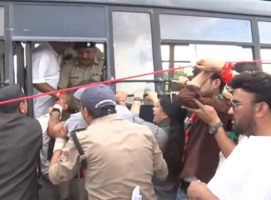 Uttarakhand: Opposition to Masoom Sharma's UPL-3 event intensifies! UKD activists raised slogans outside Rajiv Gandhi Stadium.