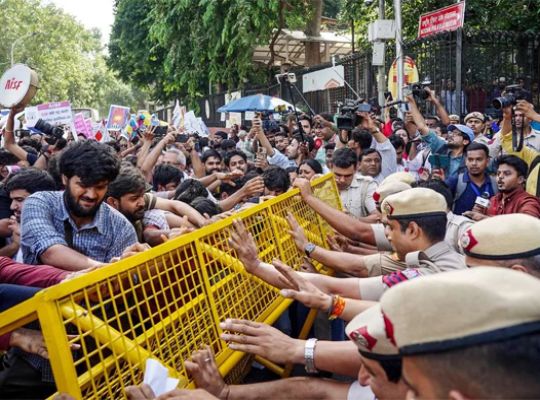 Big Breaking: Three female journalists allege sexual harassment at the Jantar Mantar protest! Investigation handed over to the Crime Branch; Priyanka Gandhi terms the incident unfortunate.